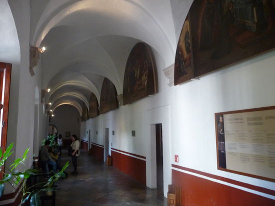 Einer der Flure im Hochschulkomplex des Kloster San Francisco Javier in Tepotzotlan