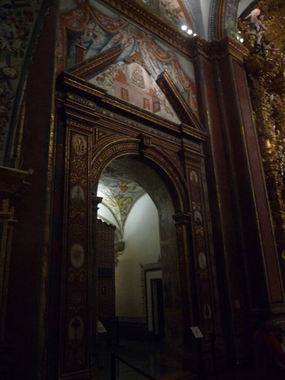 Zu einer der Nebenkammern im Kloster