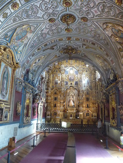 Es geht weiter durch die Kloster Anlage und auch hier wieder ein wunderschön gestalteter Raum - der Hauptaltar und Hauskapelle der Hochschule