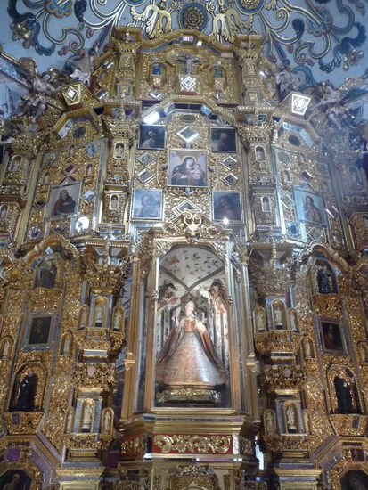 Es geht weiter durch die Kloster Anlage und auch hier wieder ein wunderschön gestalteter Raum - der Hauptaltar und Hauskapelle der Hochschule
