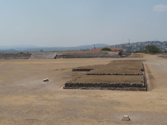 In der mitte das Tzompantli ( Schädelgerüst )