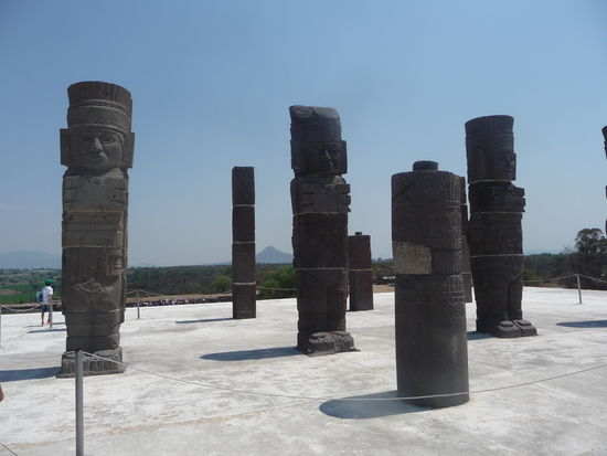 Die berühmten Atlanten von Tula auf der Pyramide des Morgensterns