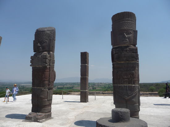 Die berühmten Atlanten von Tula auf der Pyramide des Morgensterns