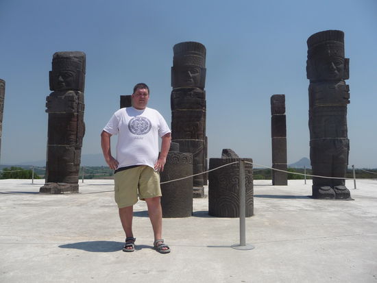 Ich auf der Pyramide des Morgensterns mit Atlanten im Hintergrund