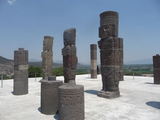 Die berühmten Atlanten von Tula auf der Pyramide des Morgensterns