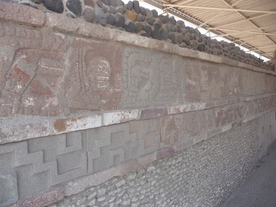 Die Coatepantli - Schlangenwand in Tula