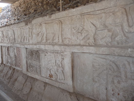 Am Palacio Quetzalcoatl ist diese Wand mit Löwen bzw. Leoparden zu sehen