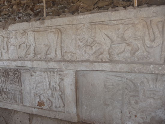 Am Palacio Quetzalcoatl ist diese Wand mit Löwen bzw. Leoparden zu sehen