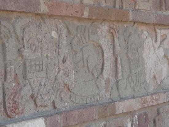 Hier noch mal die Schlangenwand in Tula