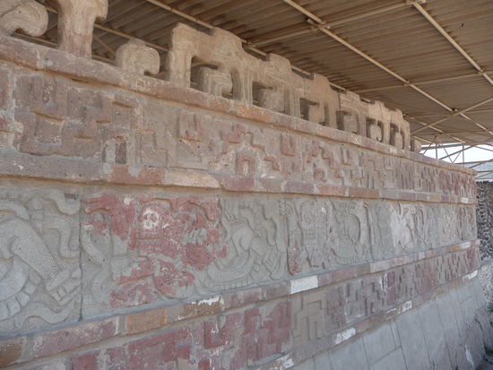 Hier noch mal die Schlangenwand in Tula