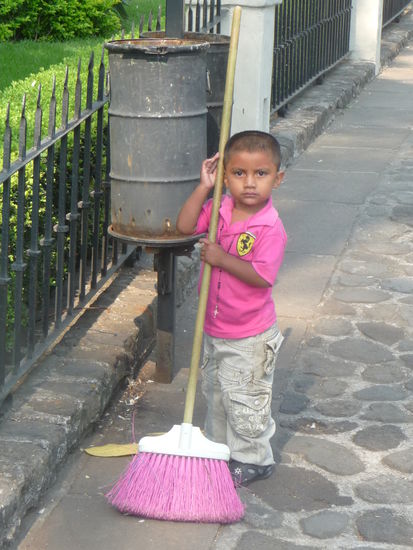 Er sorgt für Sauberkeit im Garten vor der Kathedrale