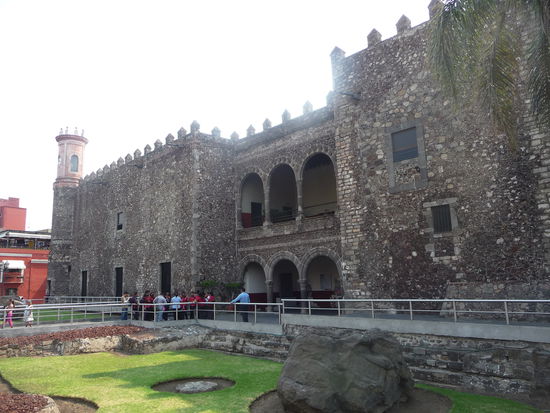 Palacio de Cortes - der auf dem Fundament der Pyramide des Prähkolumbischen Cuahuhnahuac erbaut wurde die von den Spaniern zerstört wurde und zum Reich der Azteken gehörte.