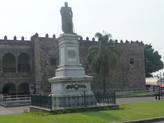 Hernan Cortes vor dem Palacio de Cortes
