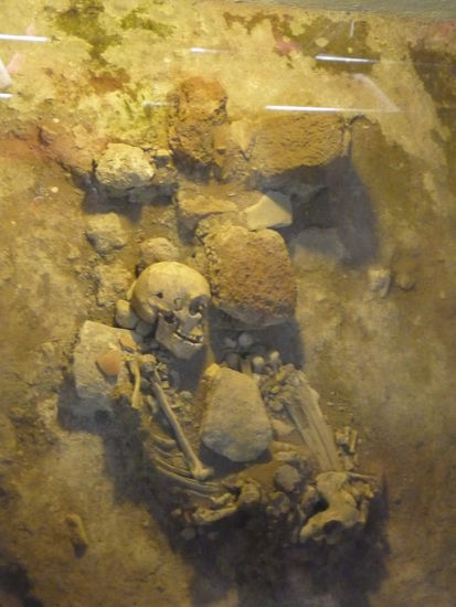 Grab vor dem Palacio de Cortes