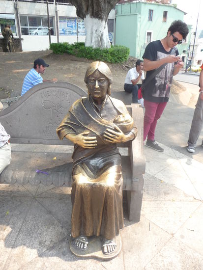 Junge Dame mit Kind im Arm am Zocalo von Cuernavaca