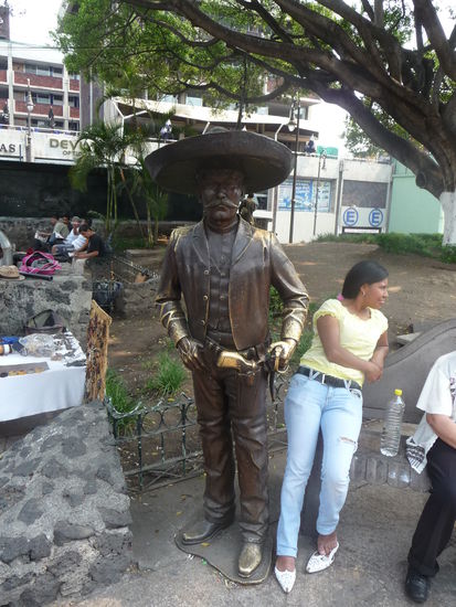 Die beiden passen doch gut zusammen wie ich finde auch wenn sie sich etwas abwendet 