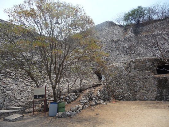 Zugang zum Observatorium in Xochicalco