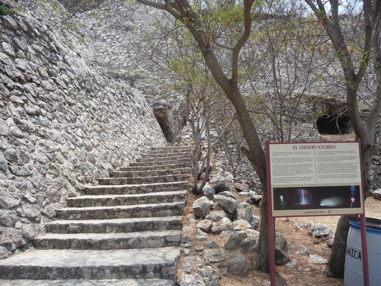 Zugang zum Observatorium in Xochicalco