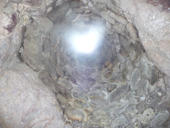 Die Sonne scheint in den Beobachtungsschacht im Observatorium Xochicalco