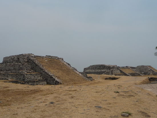 Kleine Pyramiden an der östlichen Plaza des Tempel Komplexes