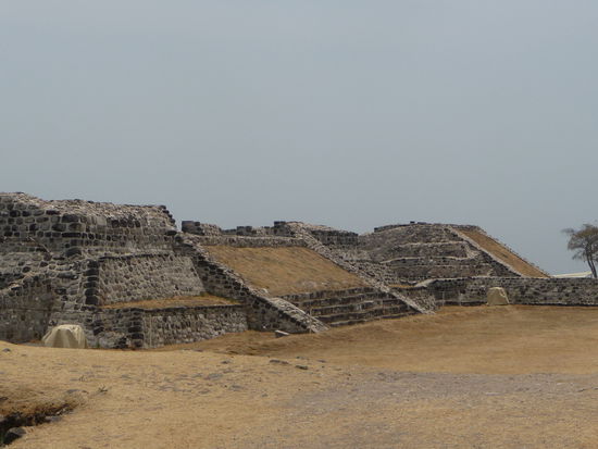 Kleine Pyramiden an der östlichen Plaza des Tempel Komplexes