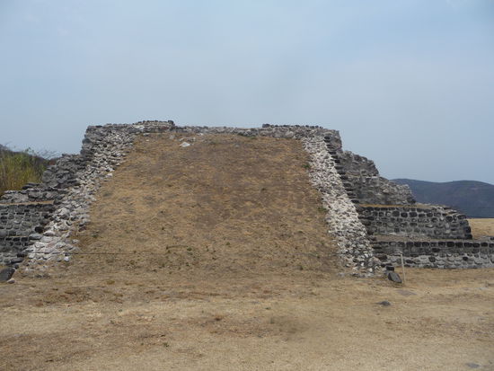 Kleine Pyramiden an der östlichen Plaza des Tempel Komplexes