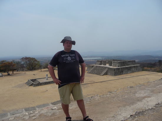 Ich in Xochicalco mit Tempel D rechts hinter mir und Stele mit den zwei Schriftzeichen links hinter mir