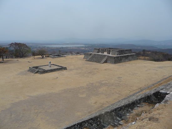 Xochicalco mit Tempel D rechts und Stele mit den zwei Schriftzeichen in der mitte