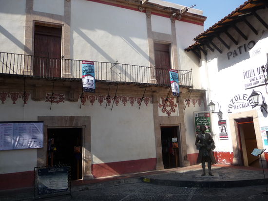 Links Casa Borda ehemaliges Wohnhaus des Silberkönigs von 1759 und rechts Silbermuseum von Taxco