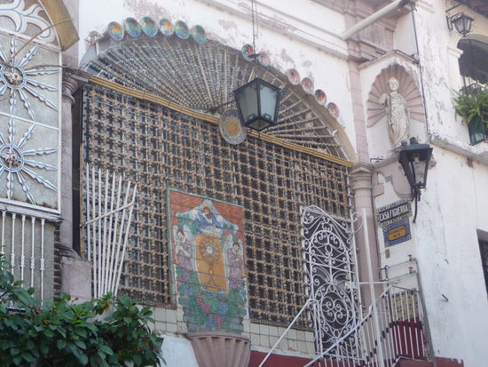 Casa Figueroa ( Haus der Tränen ) mit reich verzierter Kachelfassade