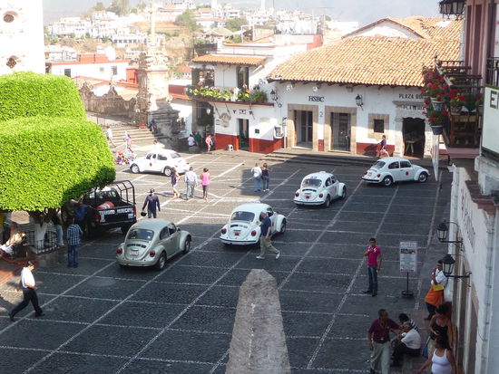 Blick auf den Verkehr mit seinen vielen weißen VW Käfern Taxen am Zocalo