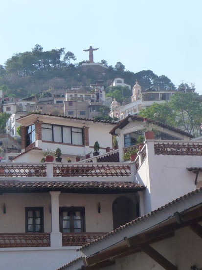 Blick über Taxco auf Christus Statue ( Christo Taxqueno )