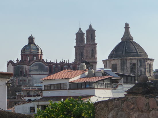 Blick auf die Kirchtürme von Taxco
