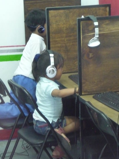 Auch die kleinsten sind schon im Internet Cafe unterwegs 