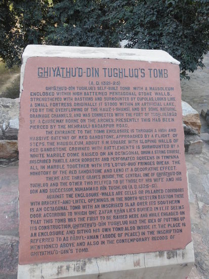 Direkt gegenüber der Festung auf der anderen Straßenseite steht das Mausoleum von Chiyas ud din Thuglag des Erbauers der Festung