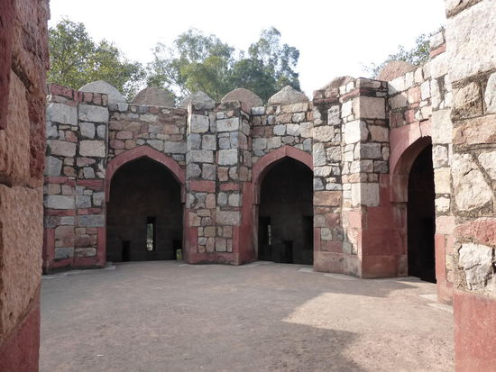 Die umgebene Mauer des Mausoleums