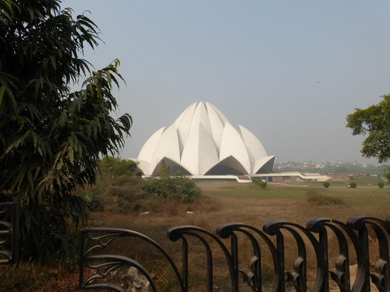 Auf dem Weg zu meinem nächsten Ziel in South Delhi mache ich noch einen kurzen Fotostop am Lotustempel der in New Delhi steht und erst 1986 eröffnet wurde. Er ist ein sehr gelungenes und schönes Beispiel für die Architektur im modernen Indien und wird heute von mehr als 3 Millionen Menschen im Jahr besucht.
