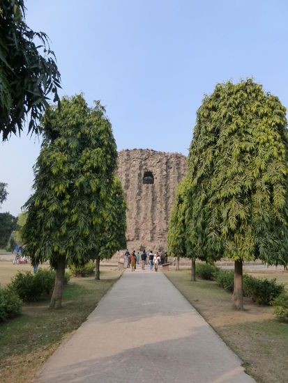 Nach dem Bau des Qutb Minar sollte mit dem Alai Minar ein zweiter sehr viel höherer Siegesturm errichtet werden aber dessen Bau wurde kurz nach dem Start wieder aufgegeben.