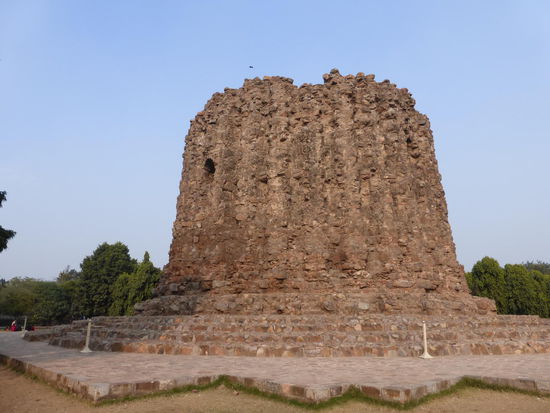 Der angefangene Bau des Alai Minar