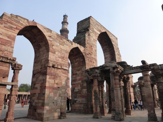 Qutb Minar Komplex - rechts unten sieht man die wiederverwendeten Säulen aus den ehmaligen Hindu und Jain Tempeln