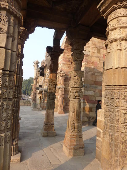 Hier wieder zu sehen die wiederverwendeten Säulen aus den ehmaligen Hindu und Jain Tempeln