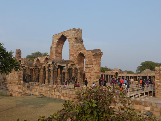 Reste der Quwat ul Islam Moschee dem ältesten Gebäude auf dem Gelände