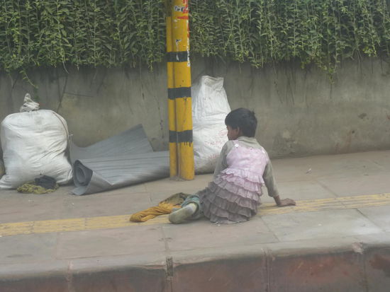 Wie in allen größeren Städten Indiens sieht man auch in Delhi viele Straßenkinder die sich nicht selten selbst überlassen sind und manchmal noch nicht einmal Kleidung besitzen.