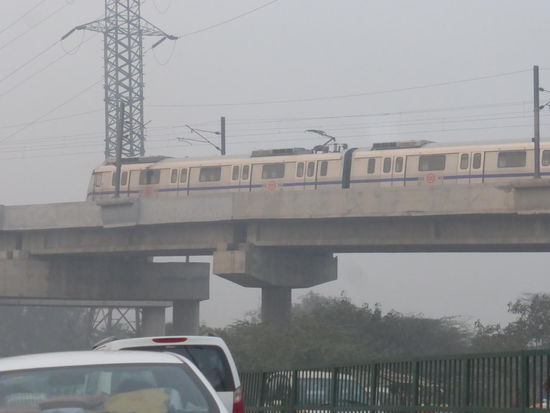 Delhi Metro hier in Hochlage