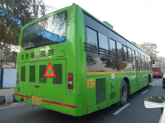Busse des ÖPNV in Delhi gibt es in grün und in rot.