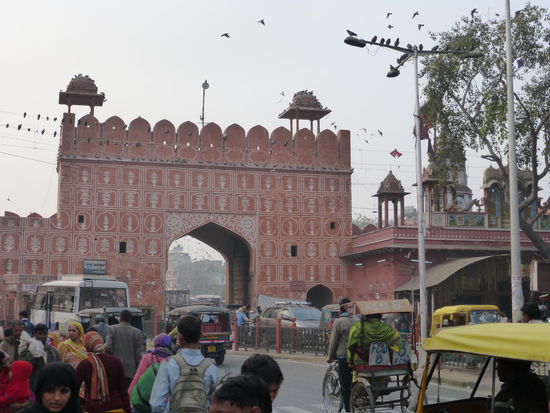 Eines von ca. 1 Dutzend Stadttoren die entlang der ehemaligen Stadtmauer entstanden sind und heute immer noch die Altstadt von Jaipur mit prägen.