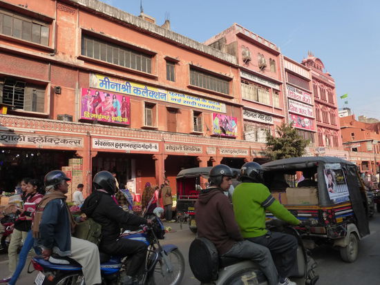 Die meisten Häuser in der Altstadt sind wie hier im typischen rosa zu sehen deshalb auch der Name  " Pink City " .