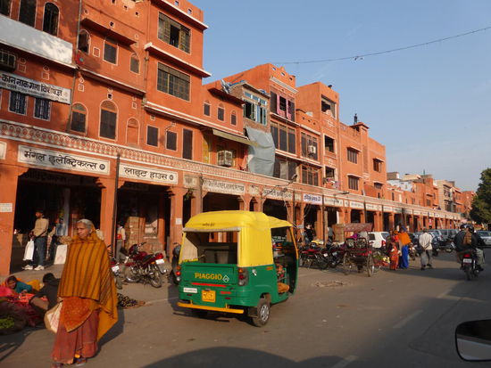 Die meisten Häuser in der Altstadt sind wie hier im typischen rosa zu sehen deshalb auch der Name  " Pink City " .
