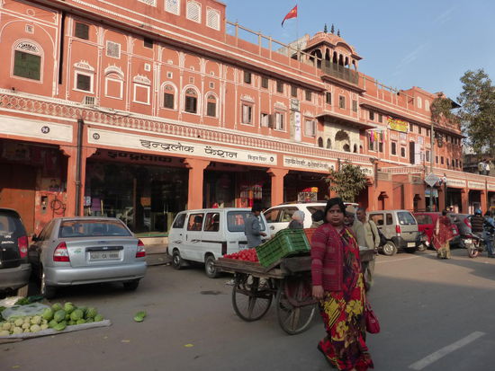 Die meisten Häuser in der Altstadt sind wie hier im typischen rosa zu sehen deshalb auch der Name  " Pink City " .