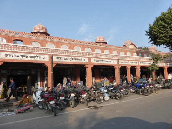 Die meisten Häuser in der Altstadt sind wie hier im typischen rosa zu sehen deshalb auch der Name  " Pink City " .